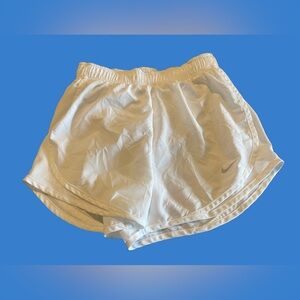 Nike xs women’s White dri fit polyester Athletic Shorts measuemenre in pictures